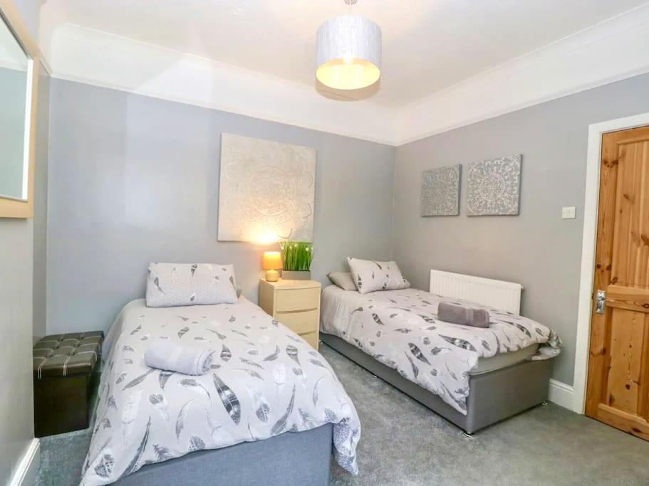 Homely Haven: Spacious 4-Bedroom with Free Parking & Fast Wi-Fi Bournemouth Exterior photo