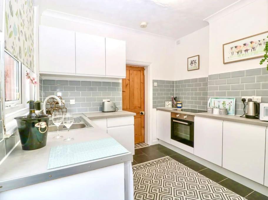 Homely Haven: Spacious 4-Bedroom with Free Parking & Fast Wi-Fi Bournemouth Exterior photo