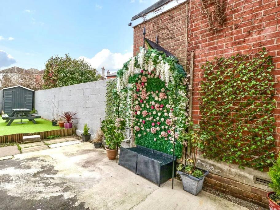 Homely Haven: Spacious 4-Bedroom with Free Parking & Fast Wi-Fi Bournemouth Exterior photo