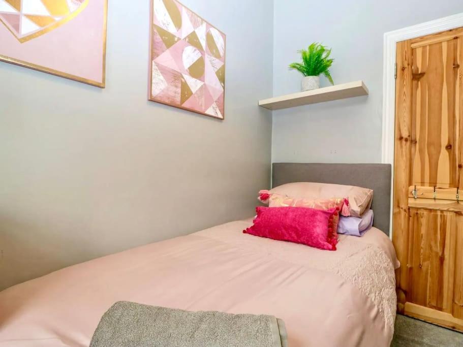 Homely Haven: Spacious 4-Bedroom with Free Parking & Fast Wi-Fi Bournemouth Exterior photo