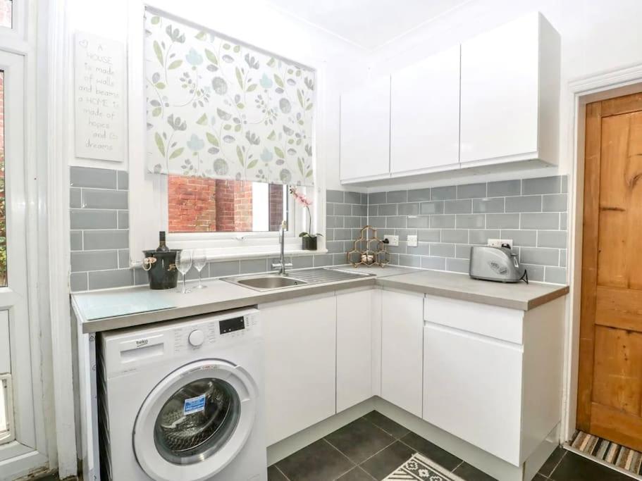 Homely Haven: Spacious 4-Bedroom with Free Parking & Fast Wi-Fi Bournemouth Exterior photo