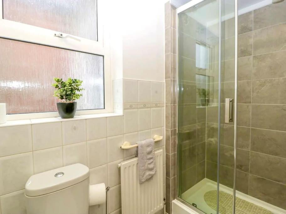 Homely Haven: Spacious 4-Bedroom with Free Parking & Fast Wi-Fi Bournemouth Exterior photo
